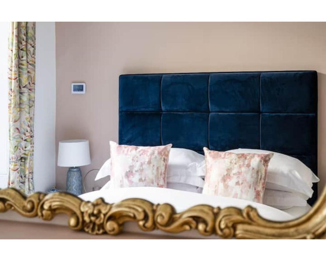 The Gilt Apartment *